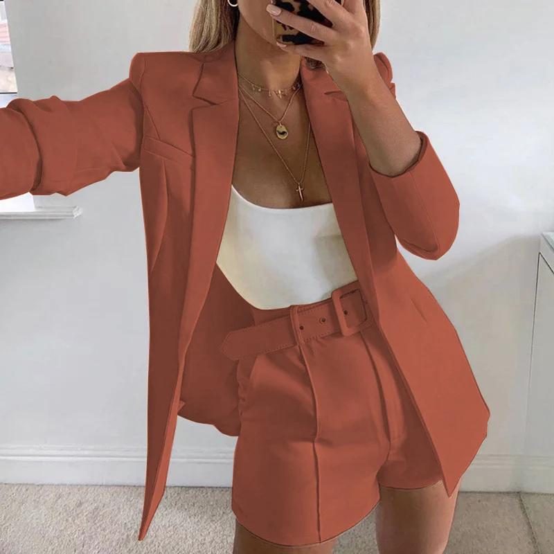 Damen Taillierter Longline-Blazer mit hochtaillierten Gürtelshorts-Set Nord Taschen