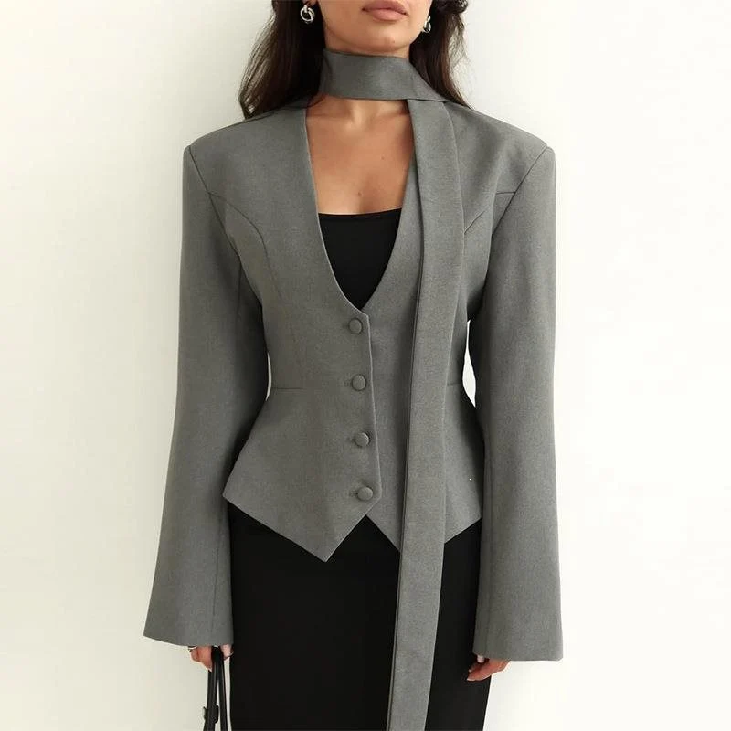 Damen Taillierter Blazer mit Bindeschal und figurbetonter Weste Nord Taschen