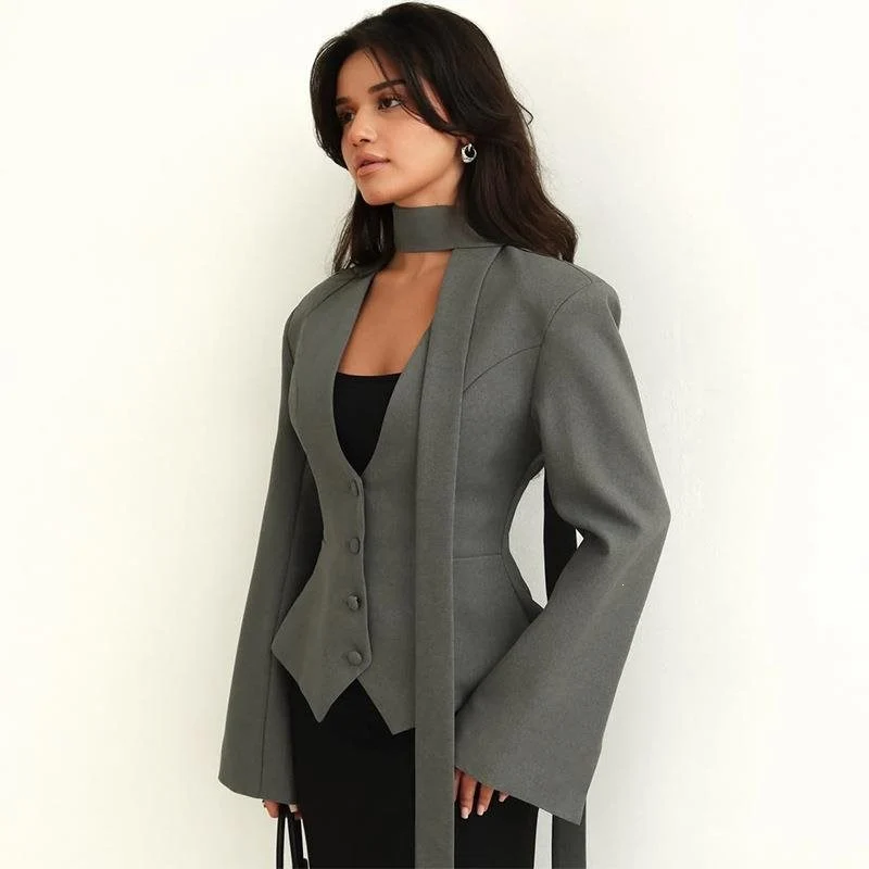 Damen Taillierter Blazer mit Bindeschal und figurbetonter Weste Nord Taschen