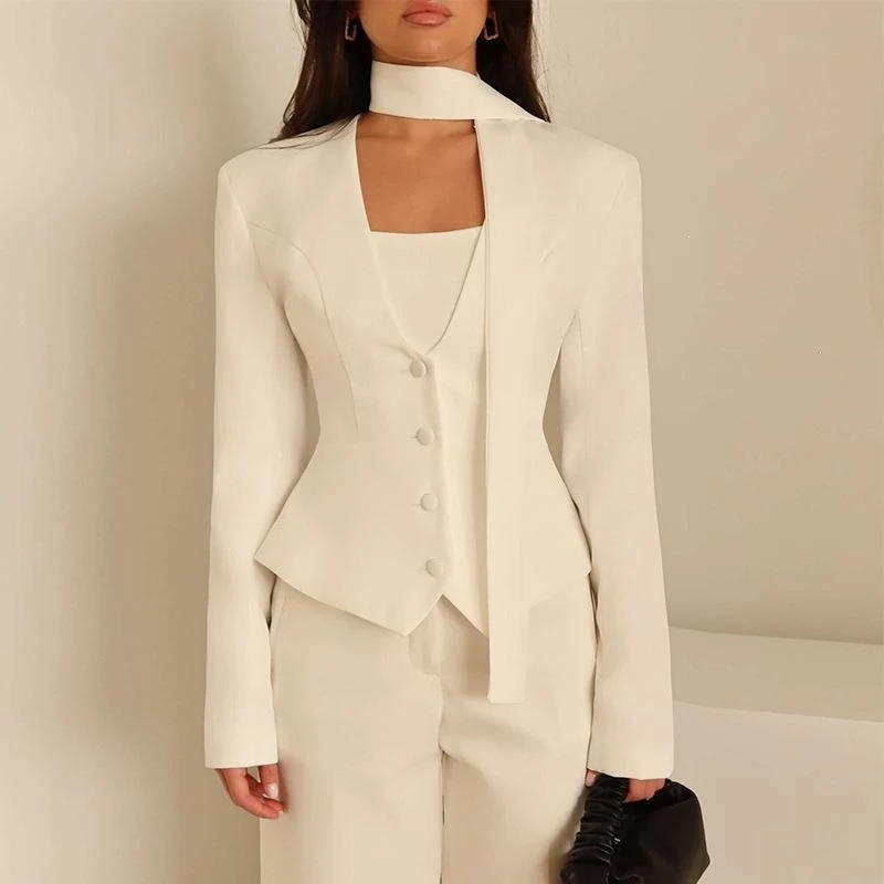 Damen Taillierter Blazer mit Bindeschal und figurbetonter Weste Nord Taschen