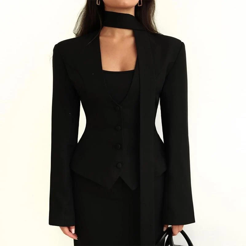 Damen Taillierter Blazer mit Bindeschal und figurbetonter Weste Nord Taschen