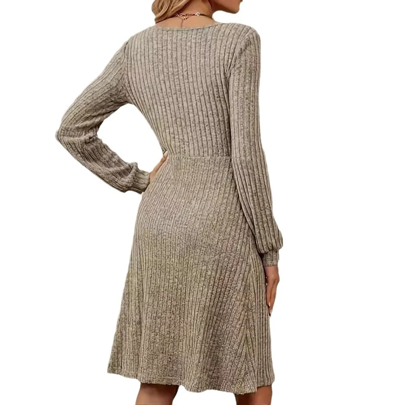 Damen Tailliertes Rippstrick-Midikleid mit U-Boot-Ausschnitt und Zierknopfleiste Nord Taschen