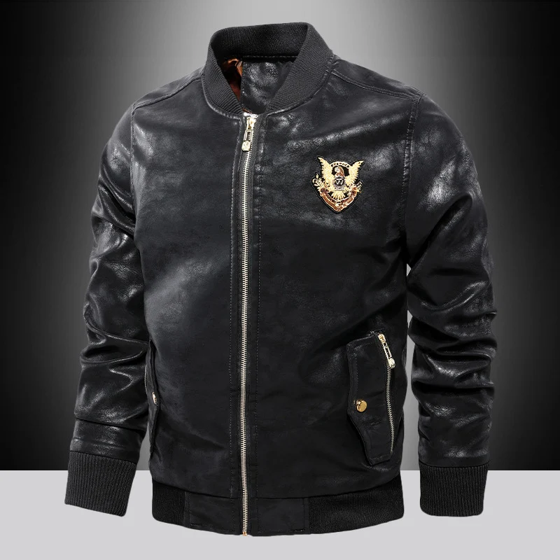Herren Lederoptik-Bomberjacke im Aviator-Stil mit Stickabzeichen, Rippbündchen und Metallreißverschluss Nord Taschen