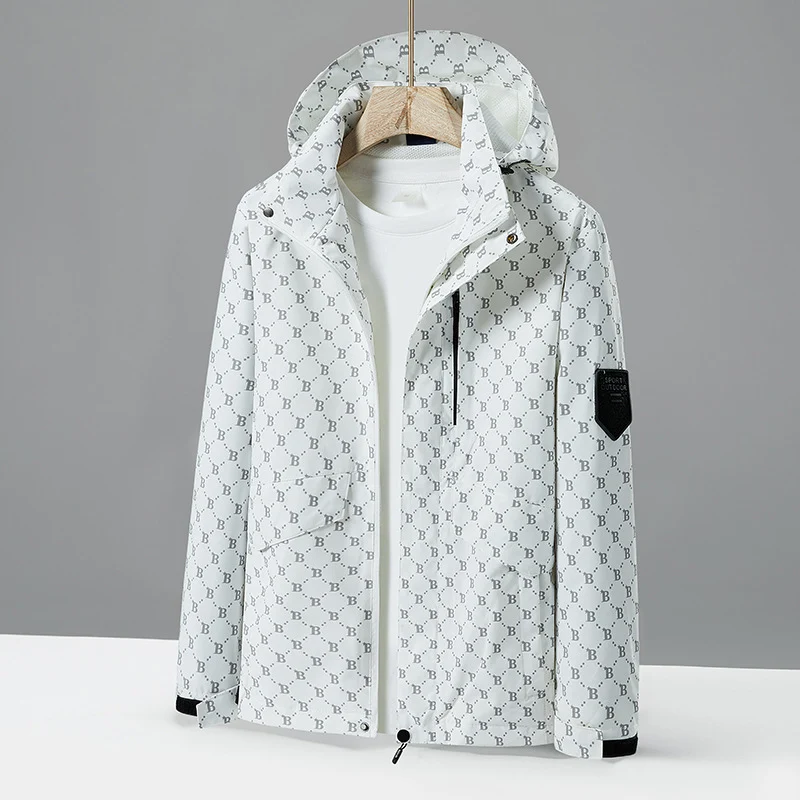 Herren leichte wasserabweisende Kapuzenjacke mit Allover‑Logomuster, winddichter Shell und praktischen Taschen Nord Taschen