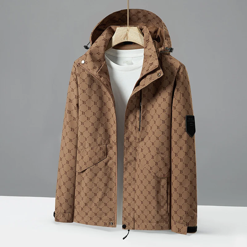Herren leichte wasserabweisende Kapuzenjacke mit Allover‑Logomuster, winddichter Shell und praktischen Taschen Nord Taschen