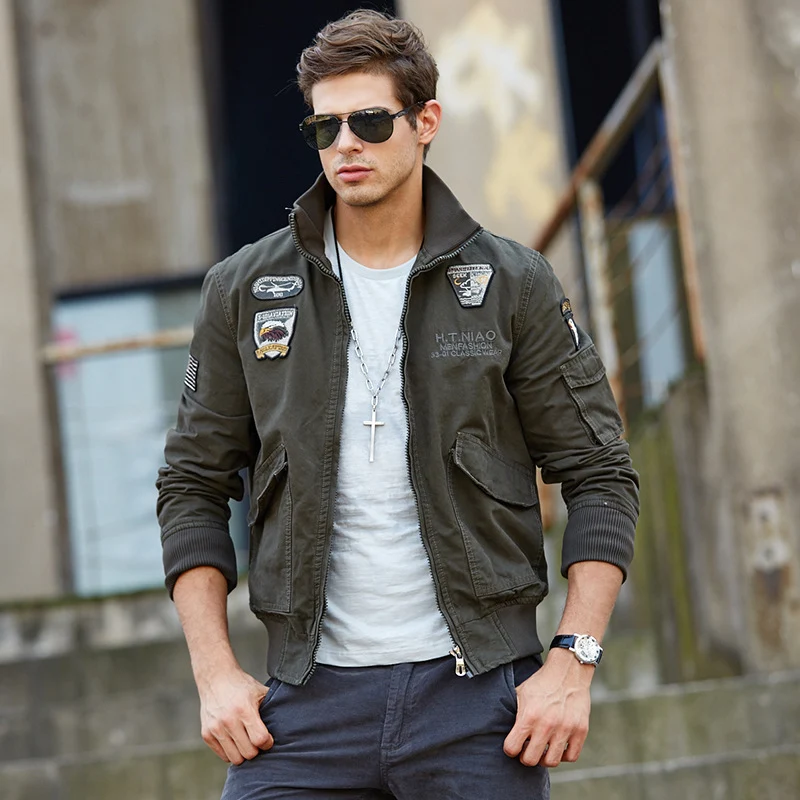 Herren kurz geschnittener Fliegerblouson aus Canvas mit Emblem‑Aufnähern und Ärmeltasche Nord Taschen