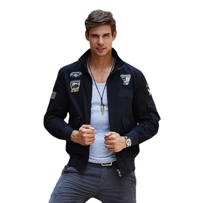 Herren kurz geschnittener Fliegerblouson aus Canvas mit Emblem‑Aufnähern und Ärmeltasche Nord Taschen