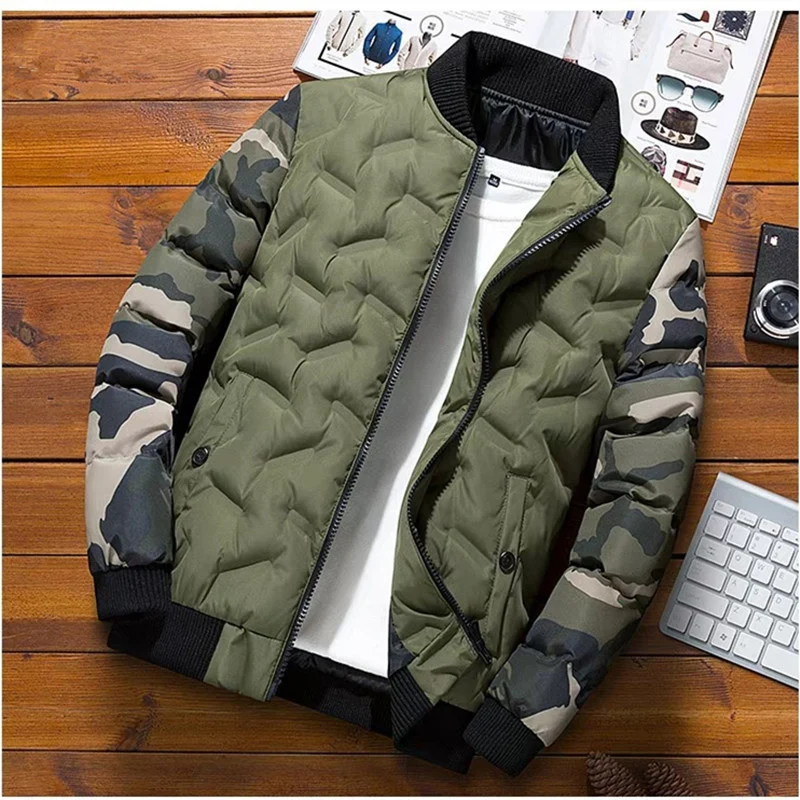 Herren gesteppte Bomberjacke mit Camouflage-Ärmeln und Rippbündchen Nord Taschen