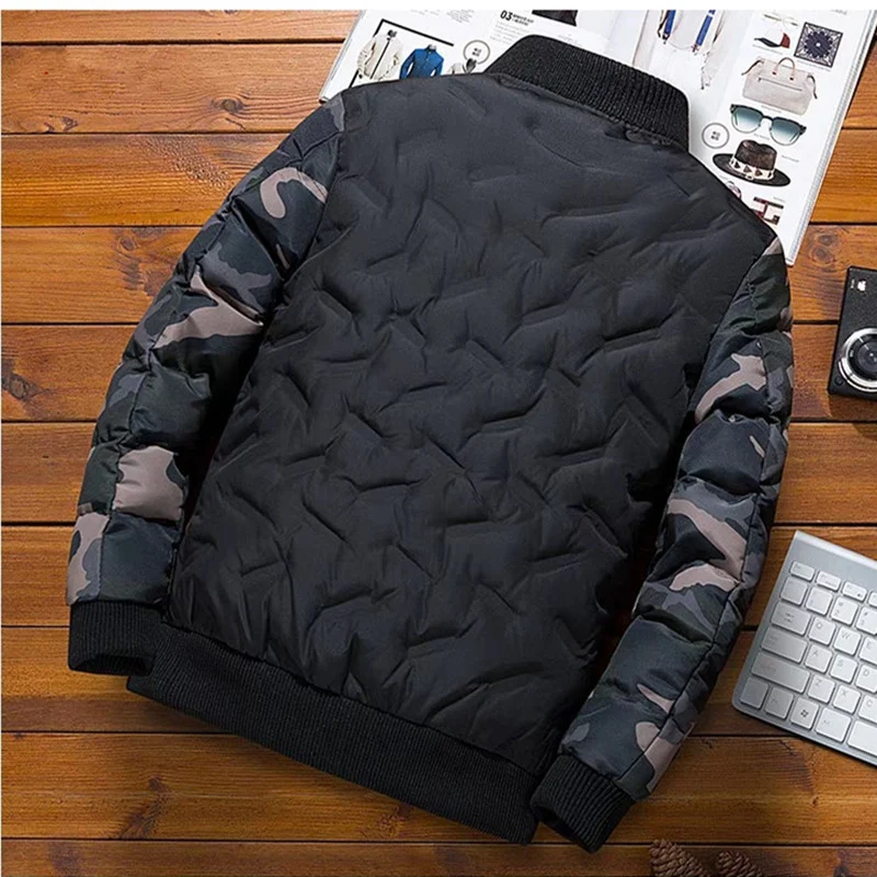 Herren gesteppte Bomberjacke mit Camouflage-Ärmeln und Rippbündchen Nord Taschen