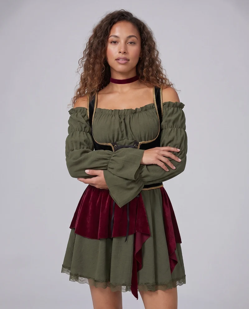 Frauen traditionelle Kleid mit Rüschendetails und figurbetontem Gürtel Nord Taschen