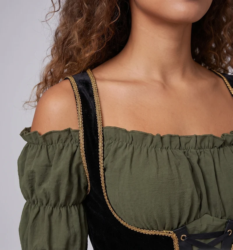 Frauen traditionelle Kleid mit Rüschendetails und figurbetontem Gürtel Nord Taschen