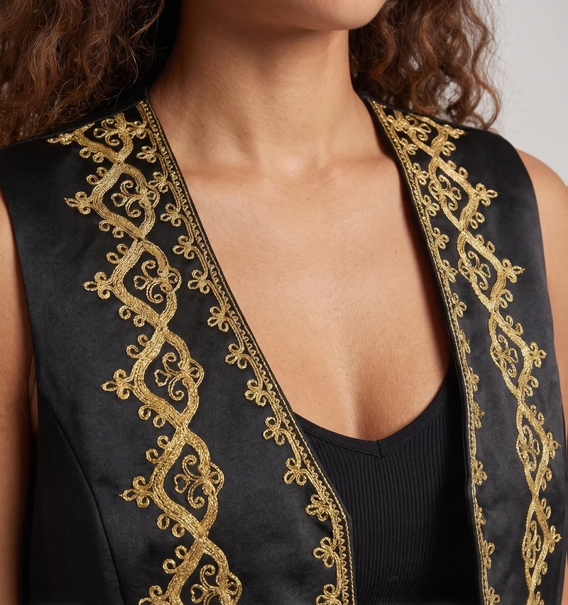 Damen elegantes Weste mit intricaten goldenen Verzierungen Nord Taschen