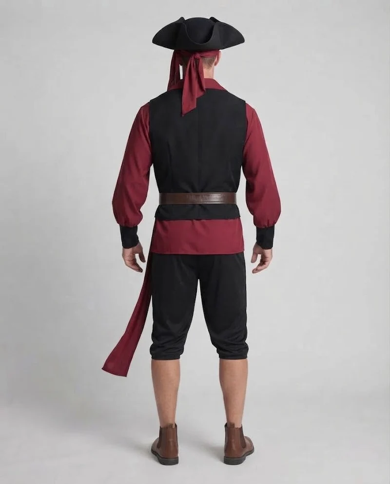 Männliches Piratenkostüm mit historischem Oberteil und detailliertem Glam-Fashion-Gürtel Glam Fashion