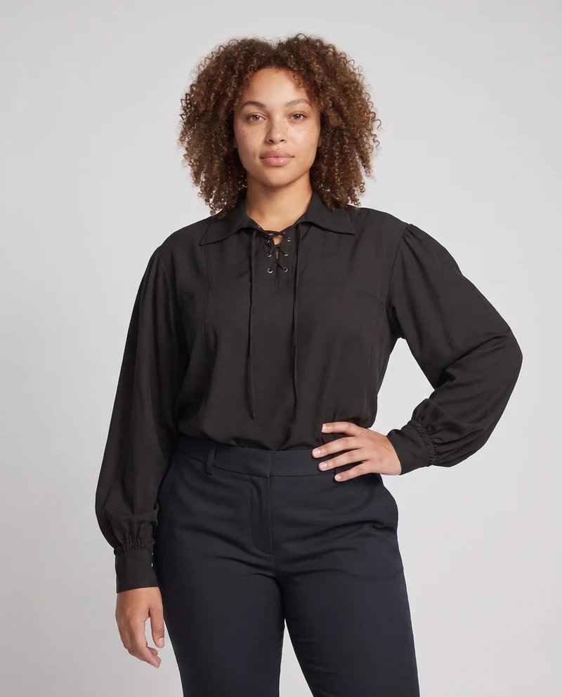 Frauen Historisches Langarmshirt mit Schnürung Nord Taschen