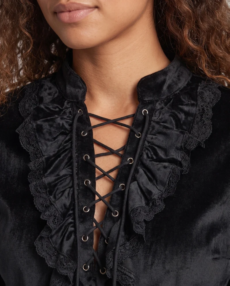 Damen Historisches Rüschenshirt mit Knopfleiste und Elegante Hose Nord Taschen