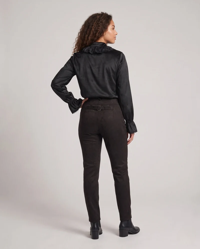 Damen Historisches Rüschenshirt mit Knopfleiste und Elegante Hose Nord Taschen