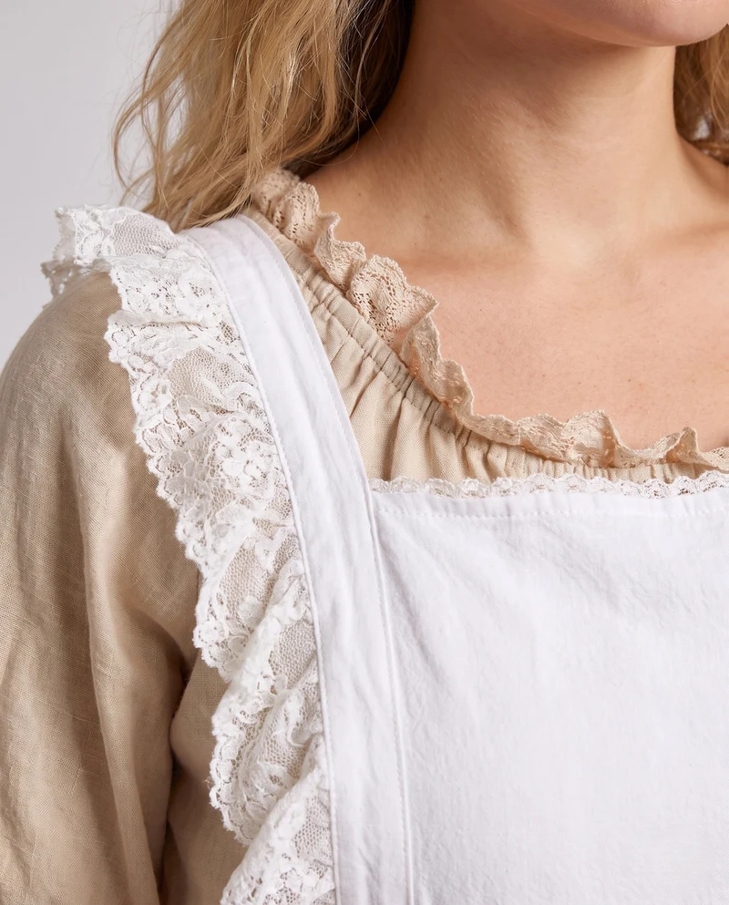 Frauen traditionelles Landhauskleid mit Rüschendetails und dekorativer Schürze Nord Taschen