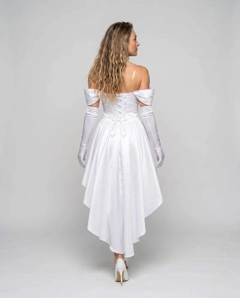Frauen Elegantes Hochzeitskleid mit Schwungrock und Puffärmeln Nord Taschen