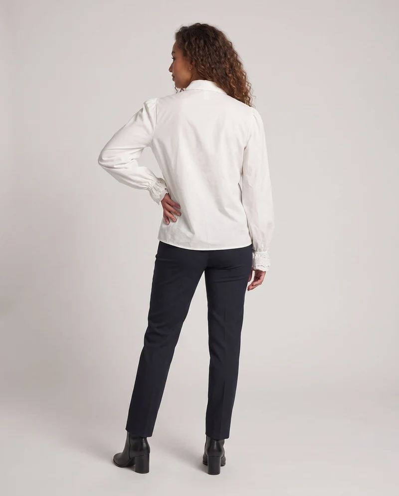 Damen elegante Rüschbluse mit feinem Stehkragen und aufwendigen Ärmelbündchen Nord Taschen