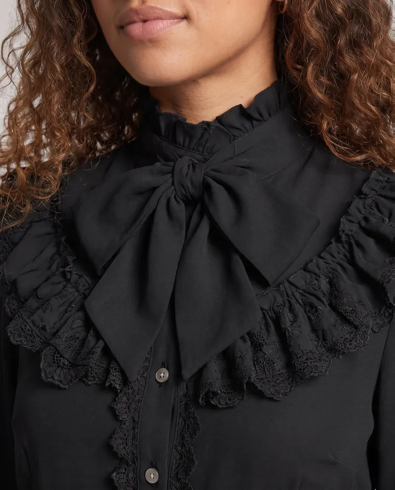 Damen elegante Rüschbluse mit hohem Kragen und verzierten Knopfblende Nord Taschen