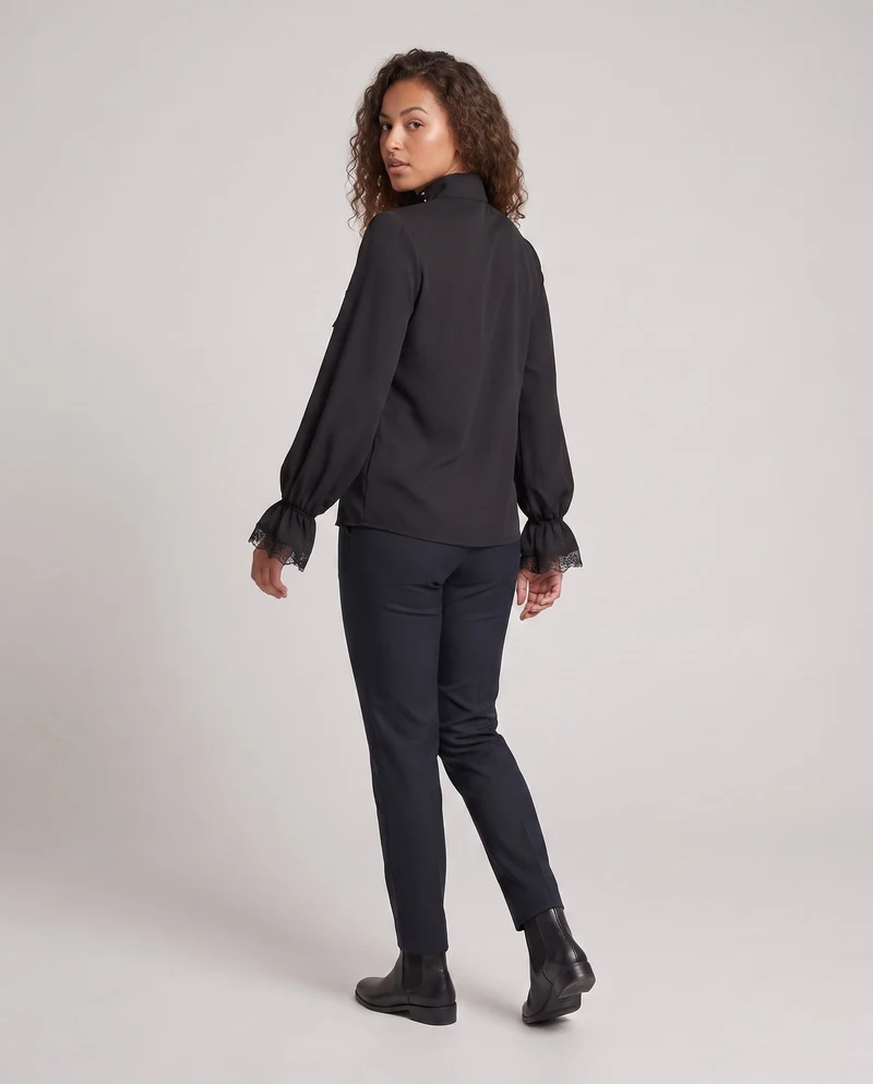 Damen Elegante Rüschbluse mit Spitzenakzenten Nord Taschen