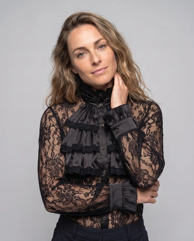 Damen elegante Rüsch Bluse mit Stehkragen und feinen Knopfdetails Nord Taschen