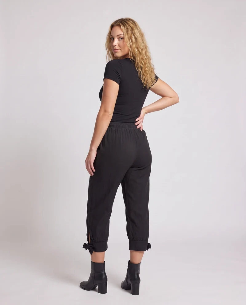 Damen Freizeit Sommerhose mit verstellbarem Bund und stilvollen Knoten Nord Taschen