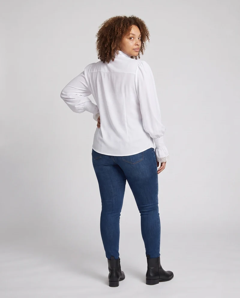 Frauen Elegantes Rüschenshirt mit Spitze Akzenten Nord Taschen