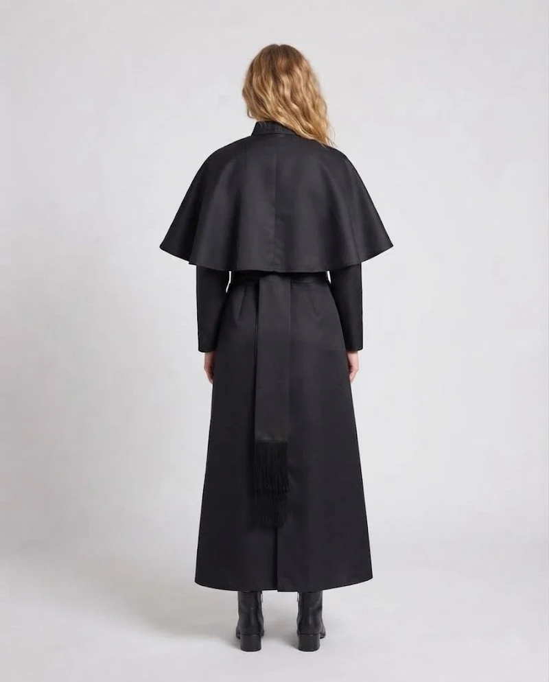 Frauen Priester Kostüm mit elegantem Kapuzen und Kreuz Anhänger Nord Taschen