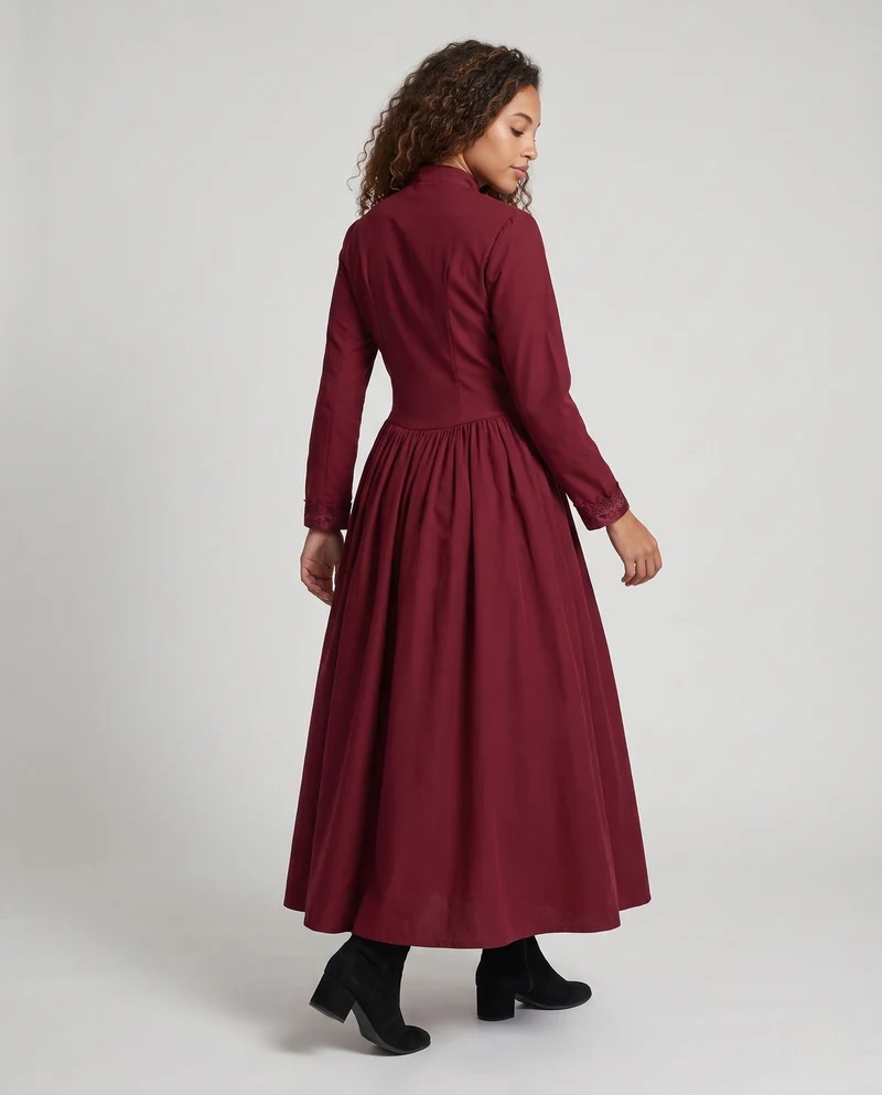Frauen Elegantes Historisches Kleid mit Detaillierter Floraler Stickerei Nord Taschen