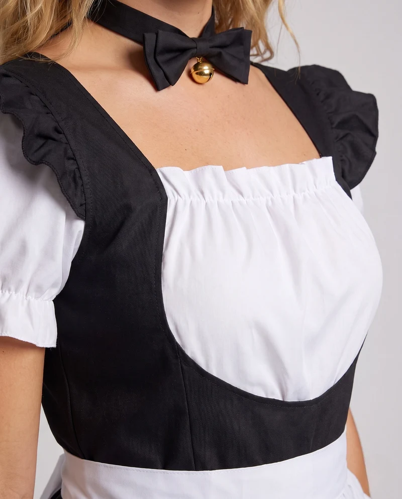 Frauen verspieltes Kostümkleid mit Rüschendetails und Haaraccessoire Nord Taschen