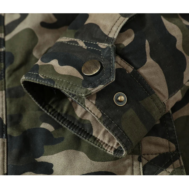 Herren Camouflage-Fieldjacke mit Sherpa‑Futter und multifunktionalen Utility‑Taschen Nord Taschen