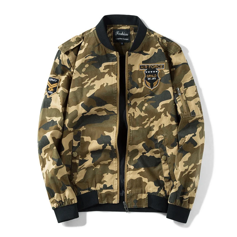 Herren Camouflage Bomberjacke im Military‑Style mit Patch‑Applikationen, Ärmeltasche und Rippenbündchen Nord Taschen