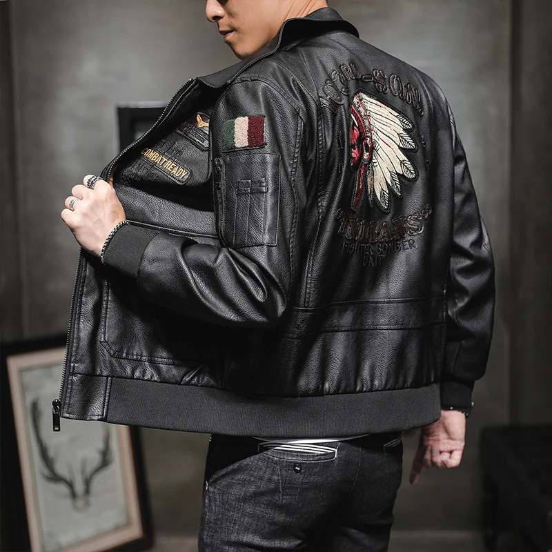 Herren Bomberjacke im Piloten-Look aus Lederimitat mit aufgesetzten Patches und Multifunktions-Taschen Nord Taschen