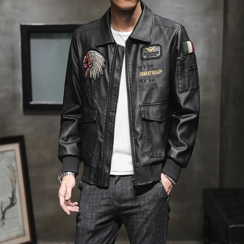 Herren Bomberjacke im Piloten-Look aus Lederimitat mit aufgesetzten Patches und Multifunktions-Taschen Nord Taschen