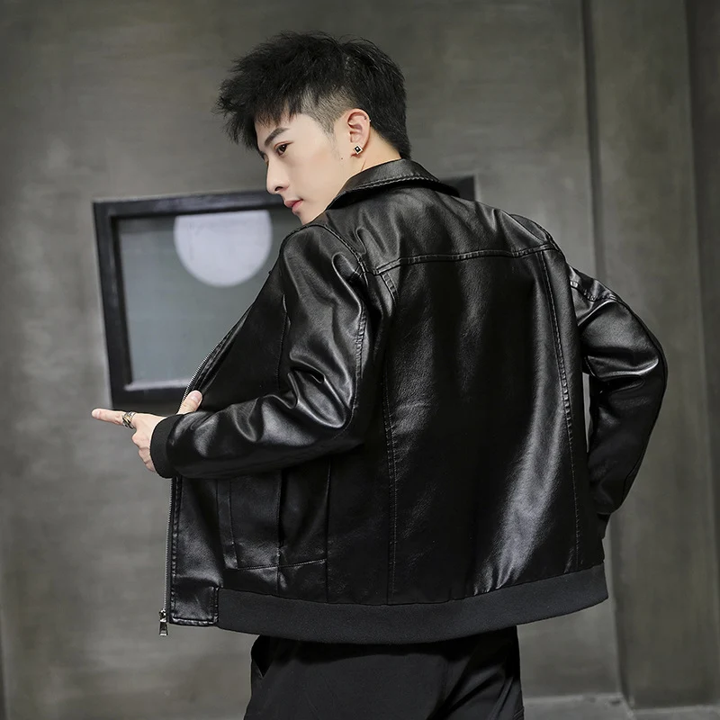 Herren Urbane Kunstleder‑Fliegerjacke mit Pattentaschen und geripptem Saum Nord Taschen