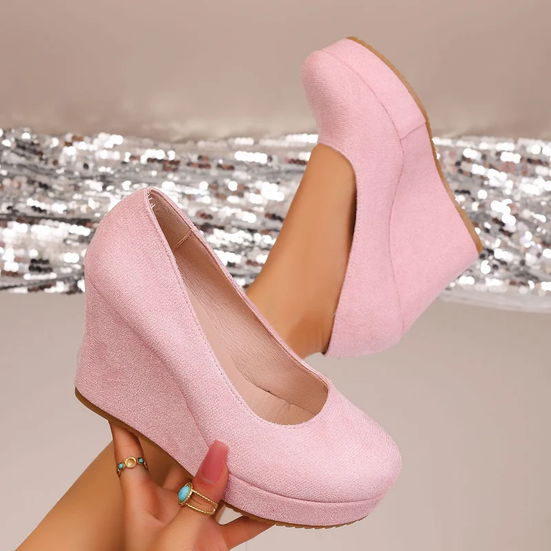 Damen Wedge-Pumps mit zierlichem Riemen und glänzendem Akzent Nord Taschen
