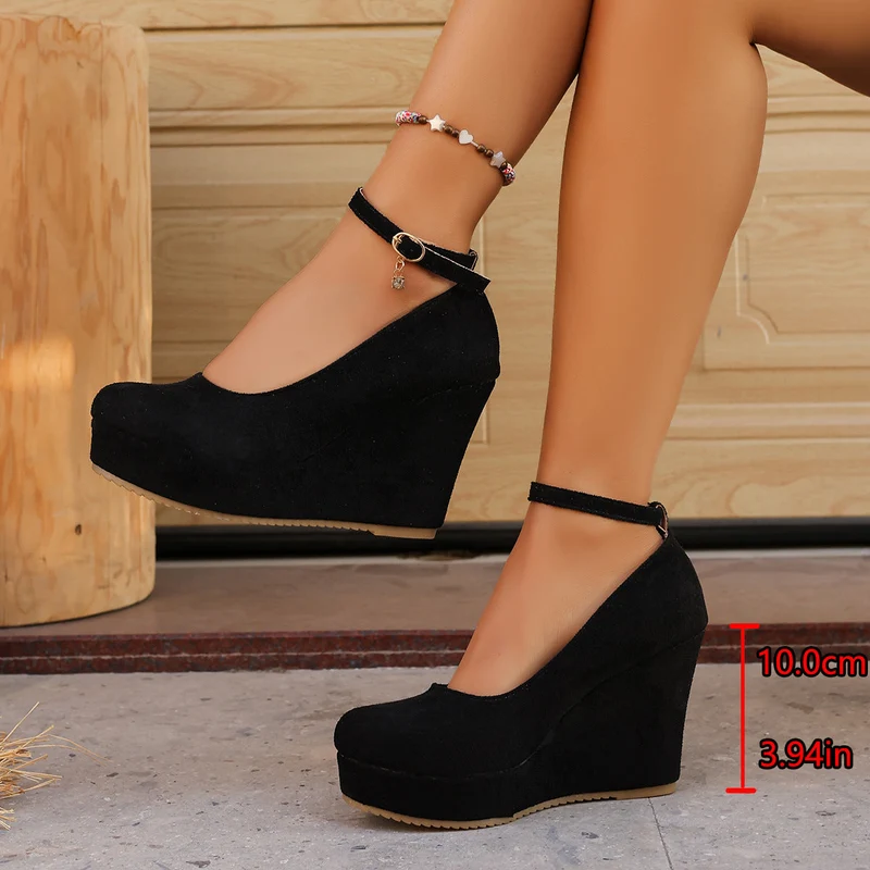 Damen Wedge-Pumps mit zierlichem Riemen und glänzendem Akzent Nord Taschen