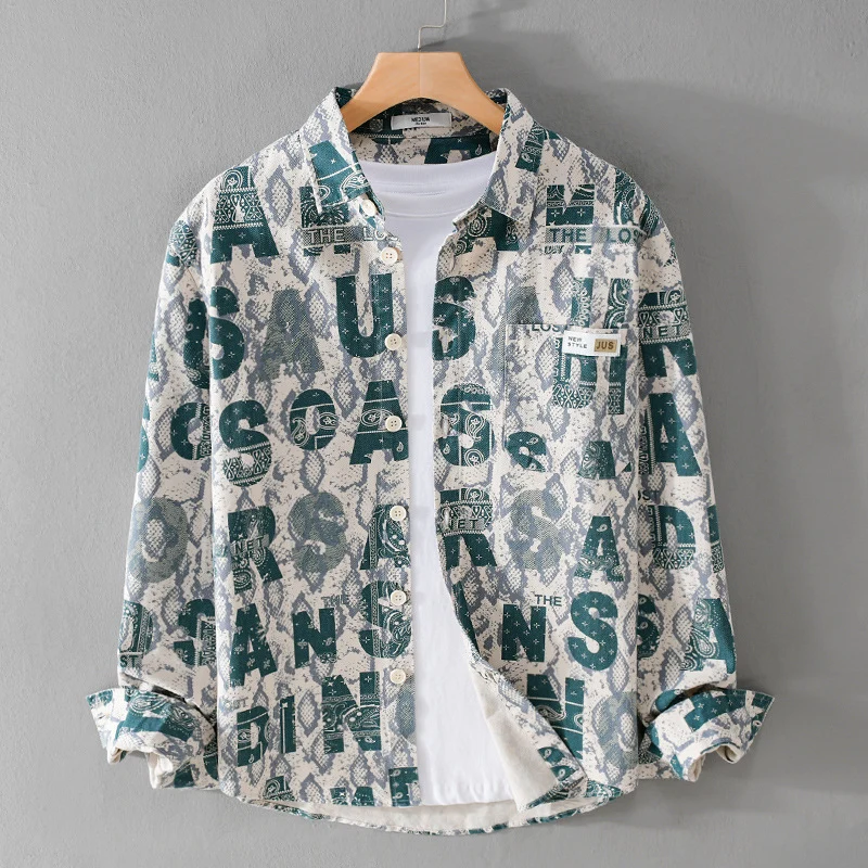 Herren Lockeres Hemdjacken-Overshirt mit Allover-Letterprint und Vintage‑Schlangenstruktur Nord Taschen