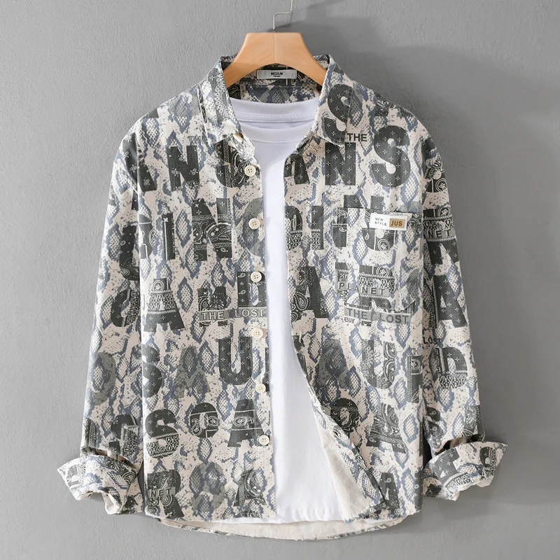 Herren Lockeres Hemdjacken-Overshirt mit Allover-Letterprint und Vintage‑Schlangenstruktur Nord Taschen
