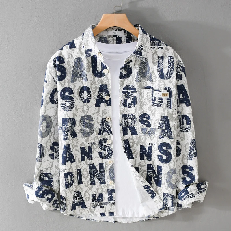 Herren Lockeres Hemdjacken-Overshirt mit Allover-Letterprint und Vintage‑Schlangenstruktur Nord Taschen