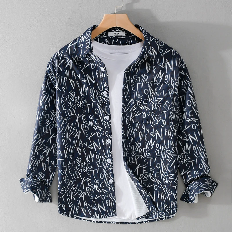 Herren Locker geschnittenes Langarm-Overshirt mit Allover-Letterprint und Brusttasche Nord Taschen