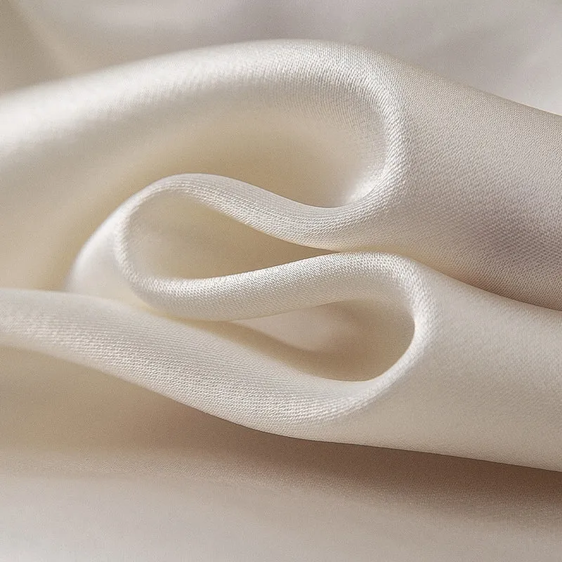 Damen Seidenähnliche Bluse mit klassischem Hemdkragen, durchgehender Knopfleiste und verlängerten Manschetten Nord Taschen