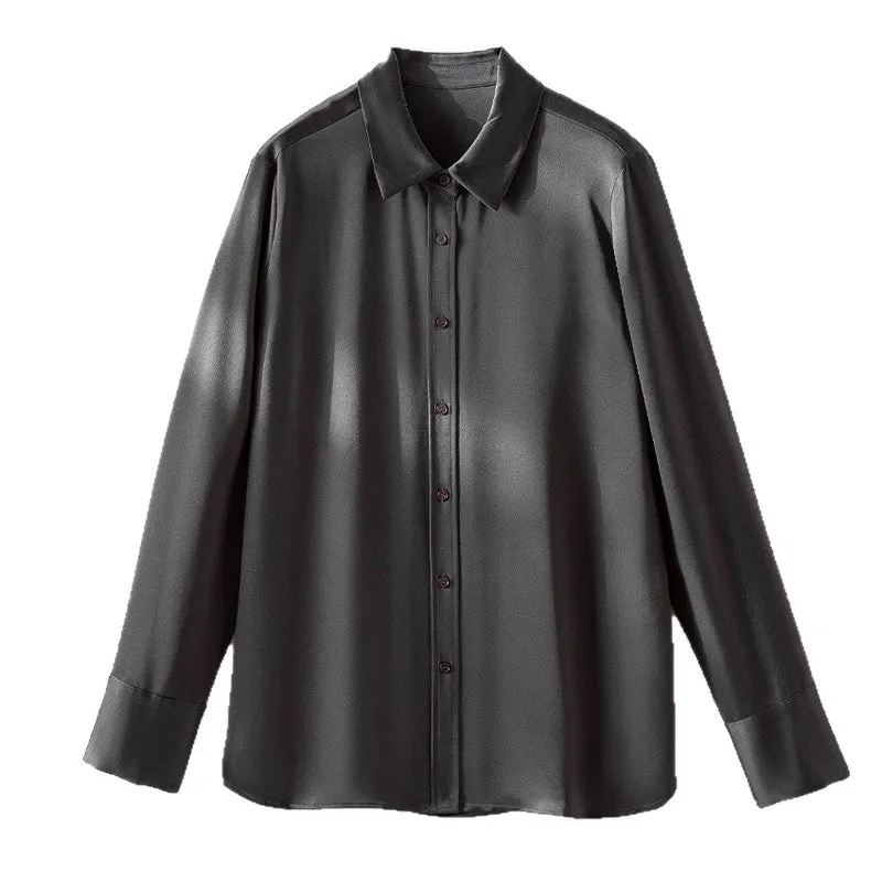 Damen Seidenähnliche Bluse mit klassischem Hemdkragen, durchgehender Knopfleiste und verlängerten Manschetten Nord Taschen
