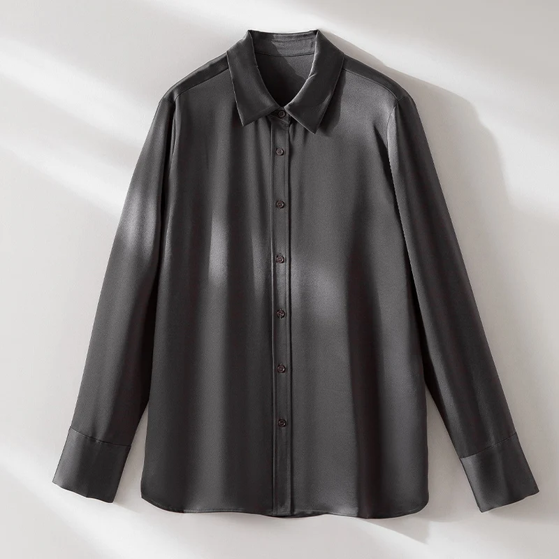 Damen Seidenähnliche Bluse mit klassischem Hemdkragen, durchgehender Knopfleiste und verlängerten Manschetten Nord Taschen