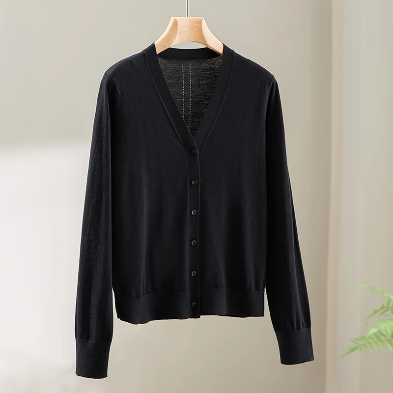 Damen Minimalistischer Merino‑Blend Cardigan mit V‑Ausschnitt und feinen Rippabschlüssen Nord Taschen