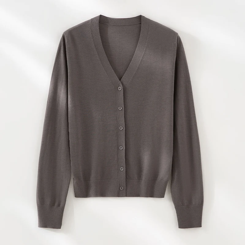 Damen Minimalistischer Merino‑Blend Cardigan mit V‑Ausschnitt und feinen Rippabschlüssen Nord Taschen