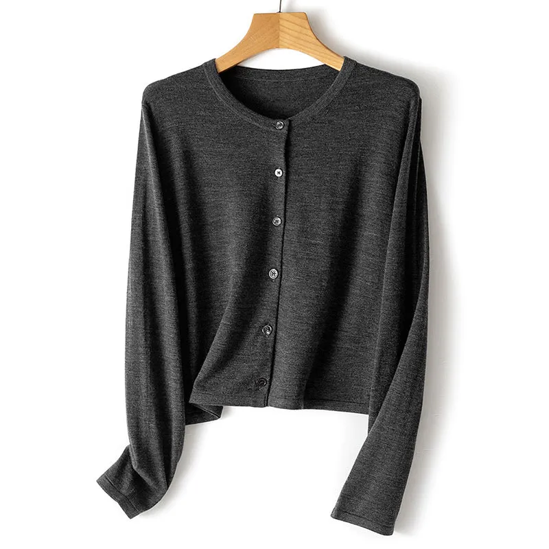 Damen leichte kurz geschnittene Feinstrick-Cardigan mit Rundhalsausschnitt und Knopfleiste Nord Taschen