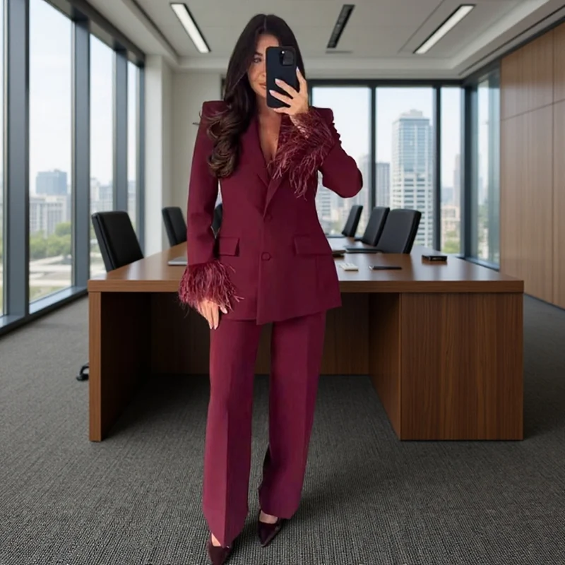 Damen Schicker taillierter Blazer-Hosenanzug mit Federbesatz an Manschetten Nord Taschen
