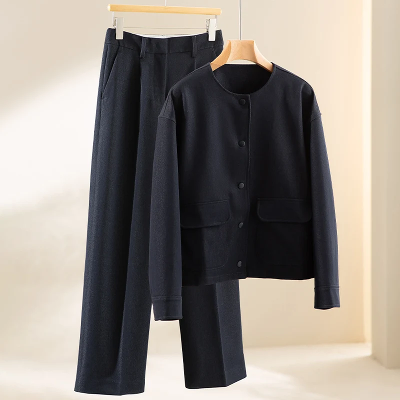 Damen Kurzjacke mit Rundhalsausschnitt, boxy Silhouette und aufgesetzten Pattentaschen Nord Taschen